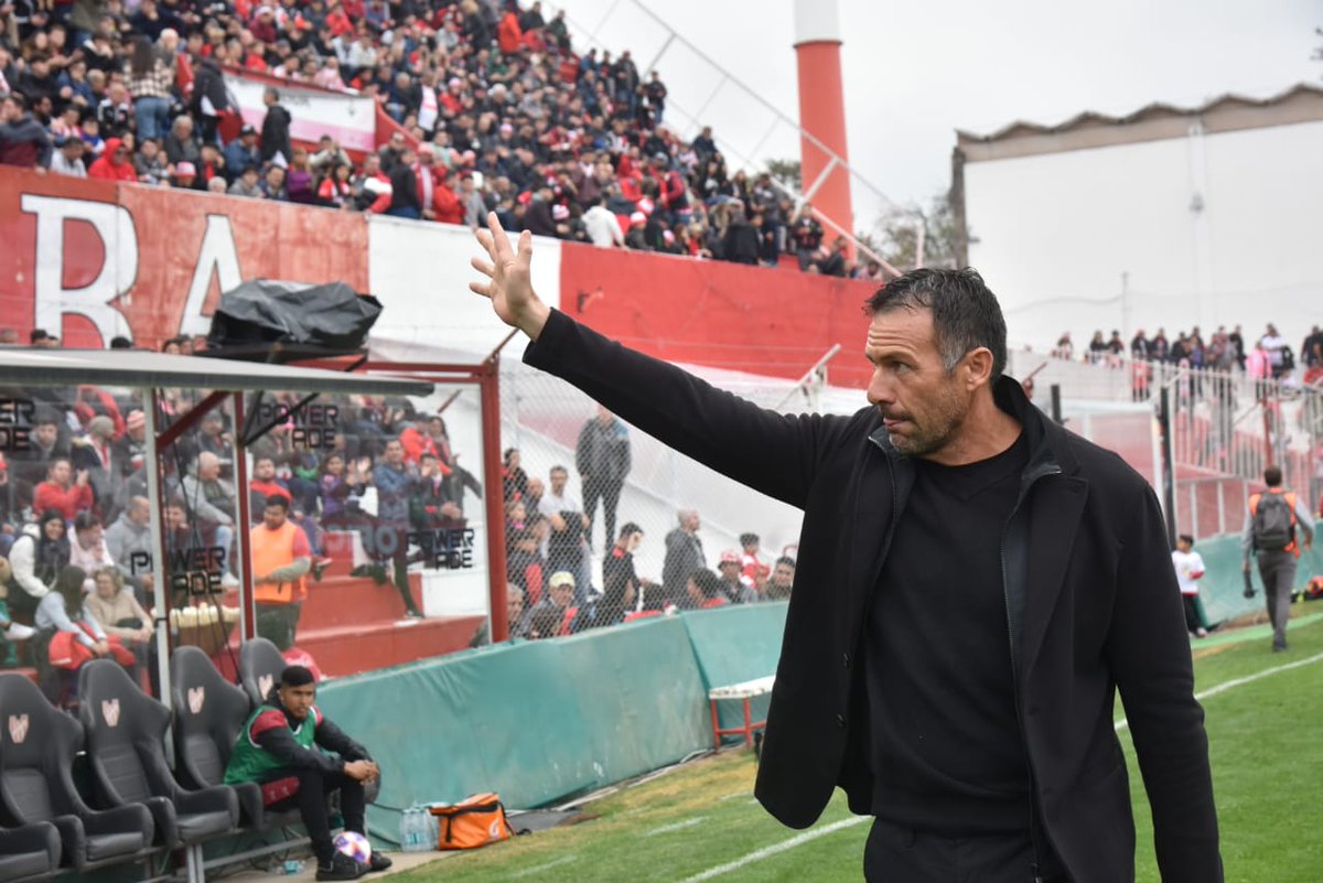 Hoy se fue un SEÑOR del fútbol de Córdoba.
Serio, respetuoso y que profesionalizó mucho internamente en #Instituto.
Con errores como DT, como todos.
Pero tuvo hasta la gentileza de salir para calmar las aguas y descomprimir. Sin tirar mierda a nadie. Agradeciendo.
Diego Dabove.