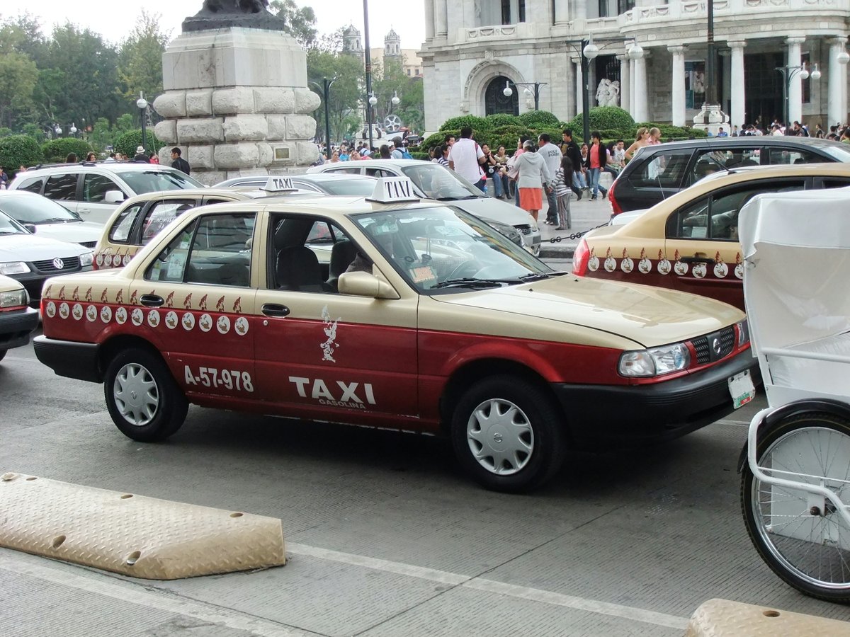 RealArturoH's tweet photo. Recuerdan cómo era México antes de la llegada de Uber y DiDi? El monopolio de los taxistas, las tarifas abusivas al salir de aeropuertos o terminales, y la incertidumbre de no saber si el taxi era seguro, “pirata” o si te exponías a un asalto.

La llegada de servicios de transporte a través de aplicaciones ayudó a liberar el mercado en México, ofreciendo opciones más seguras y de mejor calidad, y forzando a los taxistas a modernizarse. Si no fuera por Uber y DiDi, los taxis probablemente seguirían siendo Tsurus.

Un claro ejemplo de cómo la libertad fomenta la competencia y beneficia a los consumidores.