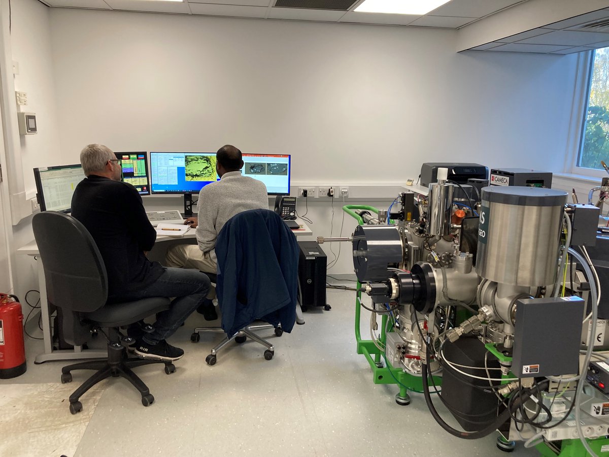 Cees-Jan and Amdemichael analysing volatiles on the 7f-Geo. We are glad to have our users back! 🙂