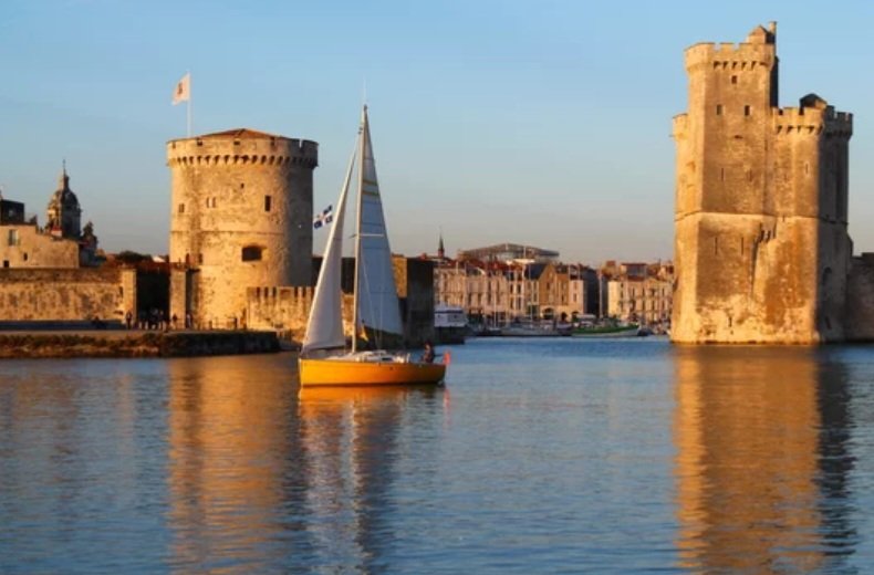 Travelsandphoto's tweet photo. Escapade en voilier ⛵️  au coucher du soleil.  Photographie numérique à retrouver ici :

https://t.co/DqzsV5EJQr

#larochelle #charentemaritime #voilier #sailboat #sailing #nouvelleaquitaine #sunset #villedelarochelle #medieval #toursdelarochelle https://t.co/hwrU1sQrdZ