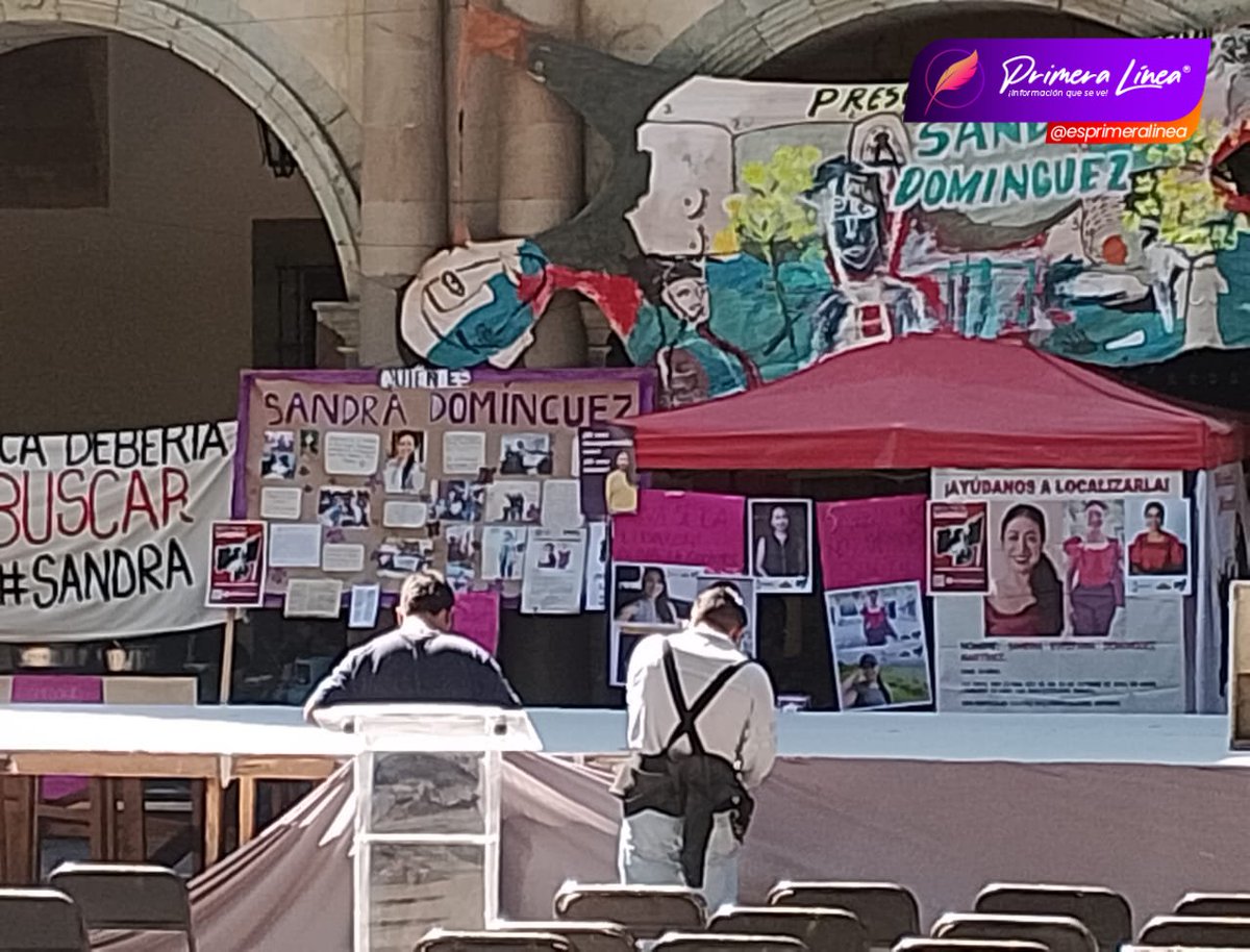 esprimeramx's tweet photo. #NoPuedeSer 🤬|| Mientras inician los preparativos para el segundo informe del gobernador de #Oaxaca, Salomón Jara Cruz, con un gran templete instalado en el centro de la ciudad, las víctimas y familiares de personas desaparecidas, como la familia de Sandra Domínguez, quedan literalmente de espaldas a este despliegue. Un escenario que refleja, en más de un sentido, la desconexión entre los intereses oficiales y el dolor de quienes siguen esperando #justicia.
🎴 @jczavalad