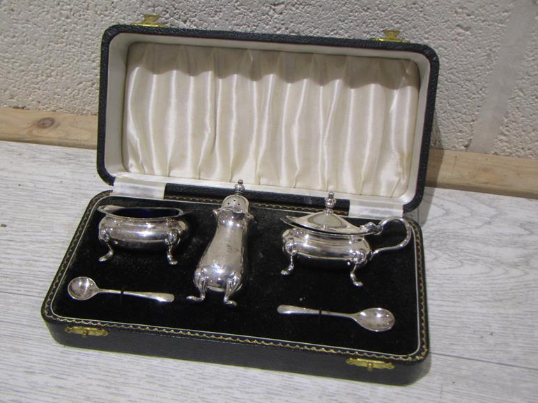 MewsAuctions's tweet image. Available this Friday 15th November. Auction starts at 6pm.

Silver Plated Condiment Set in a Presentation Case.

#silverplated #condimentset #auction