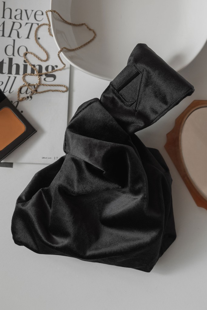 LimeLifeAlcone's tweet photo. Trending velvet knot bag? Yes please 👜 Receive this luxe gift with purchase on orders of $100+ USD / $125+ CAD ⭐️ What are you adding to cart? #LimeLife #GiftWithPurchase #KnotBag https://t.co/o7Y2ekBVx2