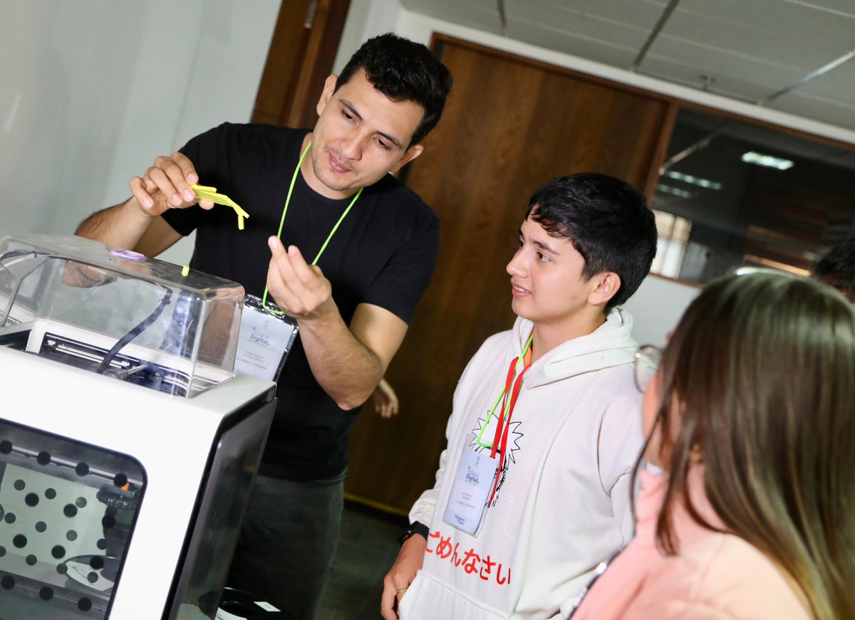 CompuParaEducar's tweet image. En el segundo día de #EducaDigitalColombia y #Makerlab, los estudiantes serán los protagonistas en una jornada dedicada a la innovación, la educación y la tecnología.