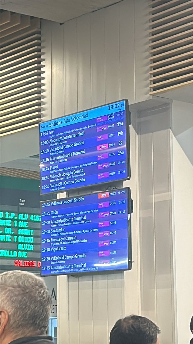 irenescb's tweet photo. @oscar_puente_ siguen los retrasos…
Dos en el mismo día, uno para ir a Madrid de más de 30 min y vamos a por el segundo en la vuelta…. Desastre total. https://t.co/aPAByMRpdk