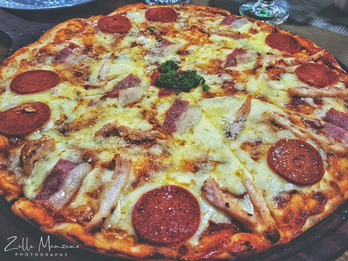 neya_zelle's tweet photo. <-- Photo by [Yours truly]

All meat pizza. Pepperoni, chicken bits, and bacon.
──────  ⊹ ⊱ ✫ ⊰ ⊹  ──────
~For all food lovers out there~

#Pizza #AllMeat #FoodLove #Delicious #FoodPhotography #TheHallOfPlate #PhoneCamera #SamsungS20FE5G https://t.co/qdFdclxk9J