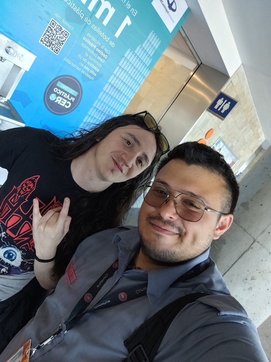 Acá en el aeropuerto con la pala en la mano me cruzo al mejor jugar de Tekken de Latinoamérica. Un idolo el @leemishima666
