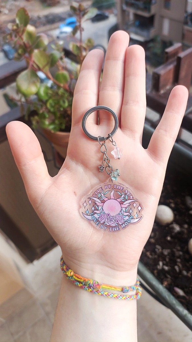 MoonCactuShop's tweet photo. ✨SHOP UPDATE: WITCHY KEYCHAINS✨

Torno all'improvviso per dropparvi dei portachiavi realizzati quest'estate che poi non ho più avuto tempo di mostrarvi!!

Spero vi piacciano, per qualsiasi info mi trovate in dm qui o su ig 🥰🫶 https://t.co/URdrCylfGJ