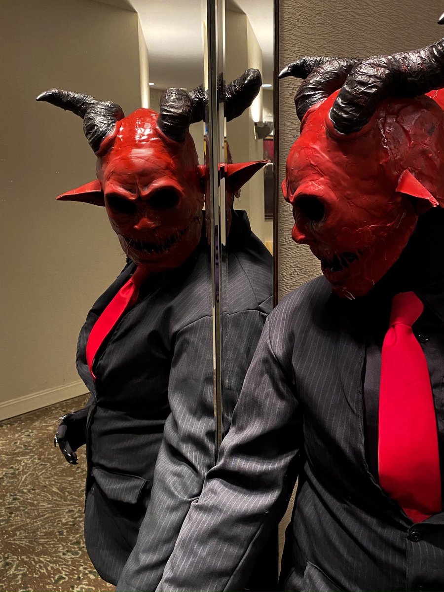 doodncoovoo's tweet photo. Let me see your bear your fangs 😈
.
Love a mirror shot when I see one at a con I’m like hell yea
.
📸 @bythe_outsider 
.
#darkdeception #darkdeceptioncosplay #malak #malakcosplay #darkdeceptionmalak #darkdeceptiongame #darkdeceptionmalakcosplay https://t.co/ENdOUvJpqS
