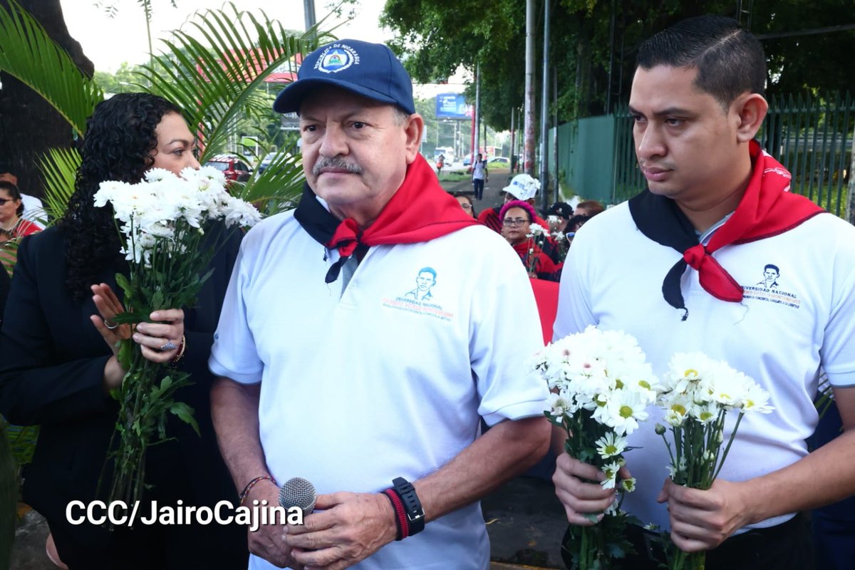 Con un solemne acto de colocación de ofrenda floral presidido por las autoridades de UNCSM se conmemoró el nacimiento del líder estudiantil y militante sandinista Casimiro Sotelo Montenegro
#DanielTiemposDeVictorias
#4519LaPatriaLaRevolución
#SomosUNAN
#SoyCSM