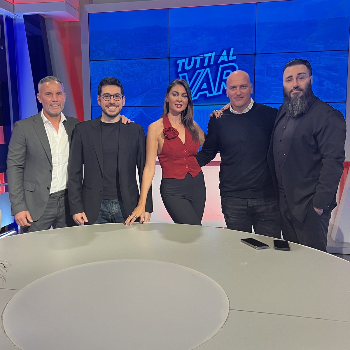 lucacerchione's tweet photo. Il #Napoli è primo grazie al calendario favorevole?
FALSO.
Tra le prime sei in #SerieA, questa è la classifica contando i punti conquistati contro squadre impegnate nelle competizioni europee:
1) Fiorentina: 4 partite, 9pt, 2.25 ppp 
2) Atalanta: 4 partite, 7pt, 1.75 ppp
3) Inter: 4 partite, 7pt, 1.75 ppp
4) Napoli: 5 partite, 8pt, 1.6 ppp 
5) Juve: 4 partite, 6pt, 1.5 ppp
6) Lazio: 3 partite, 1pt, 0.33 ppp 

Ne parliamo alle 19:00 su @tvdellosport in TuttiAlVar con @jolandafiore, @ClaudioAga91, Ivano Trotta e Gennaro Scarlato