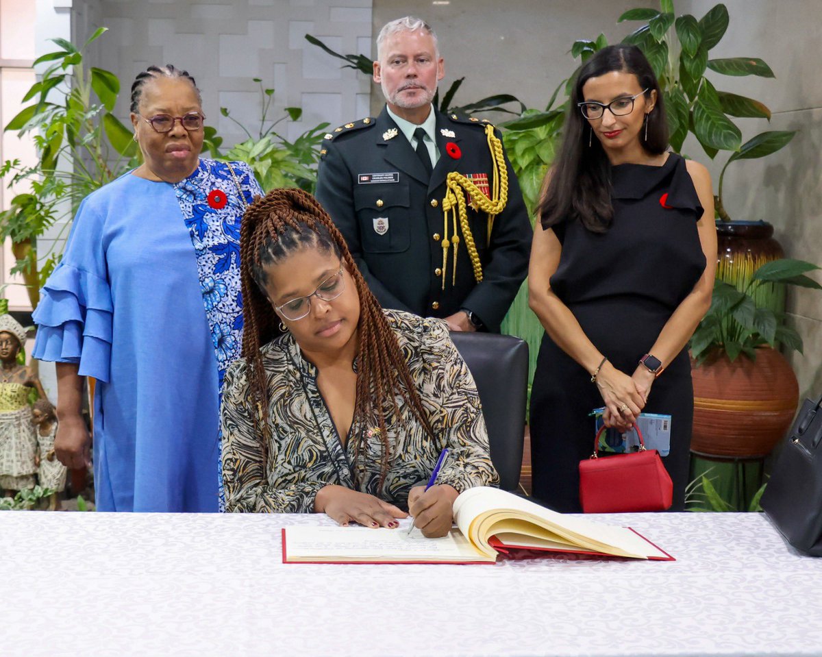 HCCanGhana's tweet photo. La Haute-Commissaire Myriam Montrat a présenté le 7 novembre ses lettres de créance au Président du Ghana @NAkufoAddo, lors d’une cérémonie célébrant les valeurs communes au 🇬🇭-🇨🇦, et notre coopération en matière de développement, de paix &amp; sécurité, et de commerce. @MMontrat https://t.co/FEs3aaMXAL
