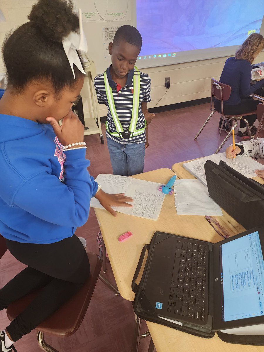 We are integrating ELA and Social Studies by creating informational text structures &amp; text features magazines on World War I. <a href="/RCE_HCS/">RCE_HCS</a> #WeAreRACERS #GameChangers