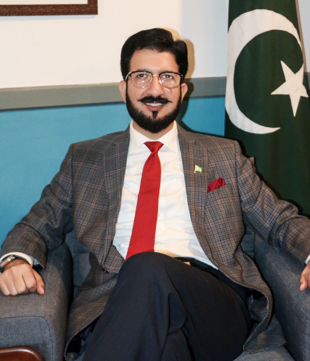 بالِ جبریل سے علامہ محمد اقبال کی ایک مشہور غزل پہ تبصرہ

گیسوئے تابدار کو اور بھی تابدار کر
ہوش و خرد شکار کر، قلب و نظر شکار کر
حسن بھی ہو حجاب میں، عشق بھی ہو حجاب میں
یا تو خود آشکار ہو، یا مجھے آشکار کر

ماہنامہ مرآۃ العارفین انٹرنیشنل کے 'گوشہ اقبال' میں شائع ہونے والا