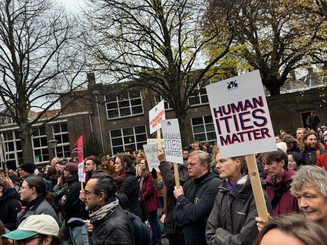 De Gruyter Brill ➡️ @degruyterbrill.bsky.social (@degruyter_brill) on Twitter photo Despite today's protest in Utrecht being canceled, Brill staff marched in Leiden instead to protest against the €1 million cuts to higher education in the Netherlands. #HumanitiesMatter <a href="/UniLeidenNews/">Leiden University</a> <a href="/LeidenHum/">Leiden University - Faculty of Humanities</a>
Sign the petition here: campagnes.degoedezaak.org/campaigns/stop… Despite today's protest in Utrecht being canceled, Brill staff marched in Leiden instead to protest against the €1 million cuts to higher education in the Netherlands. #HumanitiesMatter <a href="/UniLeidenNews/">Leiden University</a> <a href="/LeidenHum/">Leiden University - Faculty of Humanities</a>
Sign the petition here: campagnes.degoedezaak.org/campaigns/stop…