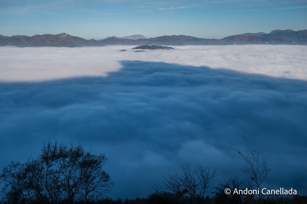 Txindoki mendiaren irudi ikusgarria,hodei-itsaso baten gainean. Ganboraigota, eta gero Txindoki