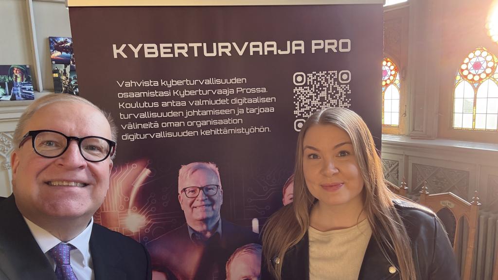Tänään upeissa puitteissa Ritarihuoneella nähtiin #KyberturvaajaPro'n kouluttajat <a href="/kimmorousku/">Kimmo Rousku</a> ja
<a href="/JarnoLim/">Jarno Limnell</a>

Haluatko sinäkin vahvistaa kyberturvallisuuden osaamistasi?

Lue lisää: haus.fi/koulutukset/ky…

#kyberturvallisuus #TöissäValtiolla
