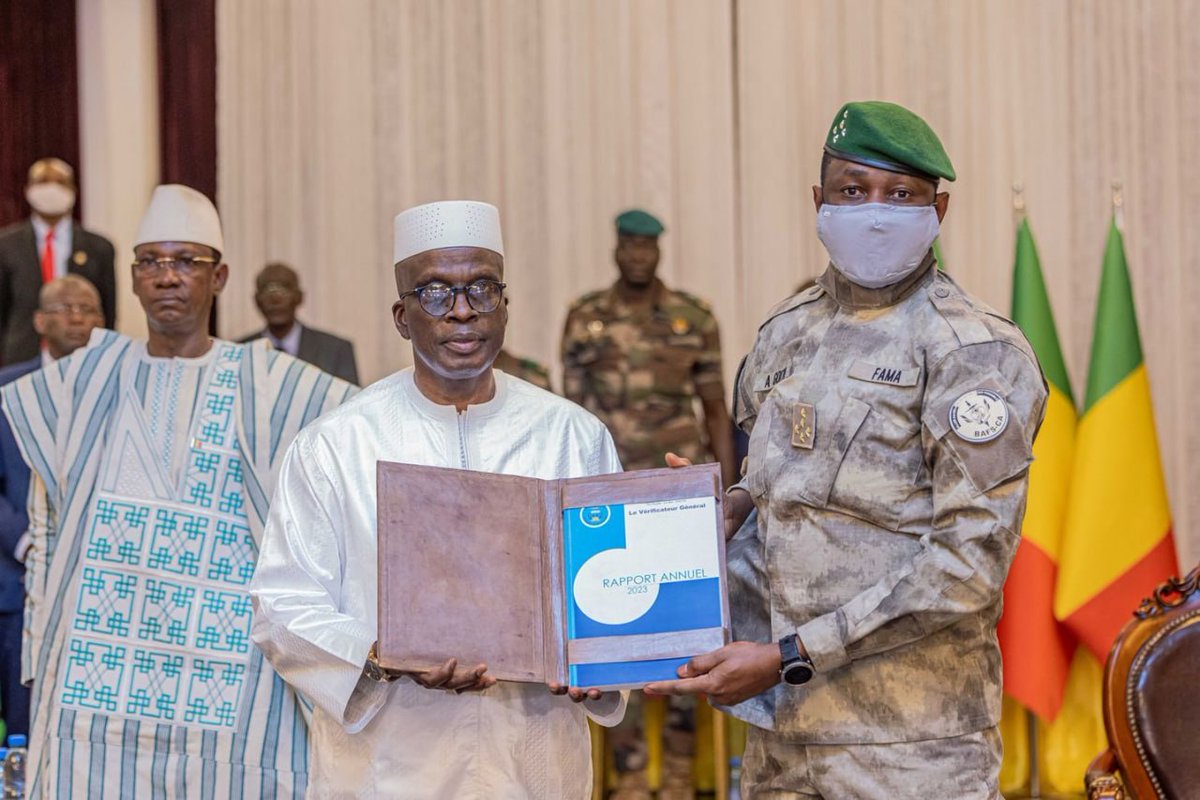 Aujourd’hui, j’ai reçu le rapport 2023 du Vérificateur Général. Ce document souligne les défis de gouvernance à relever pour un Mali intègre et transparent. Le chemin vers un Mali "Kura" se poursuit avec détermination. #Transparence #BonneGouvernance #Mali #BVG