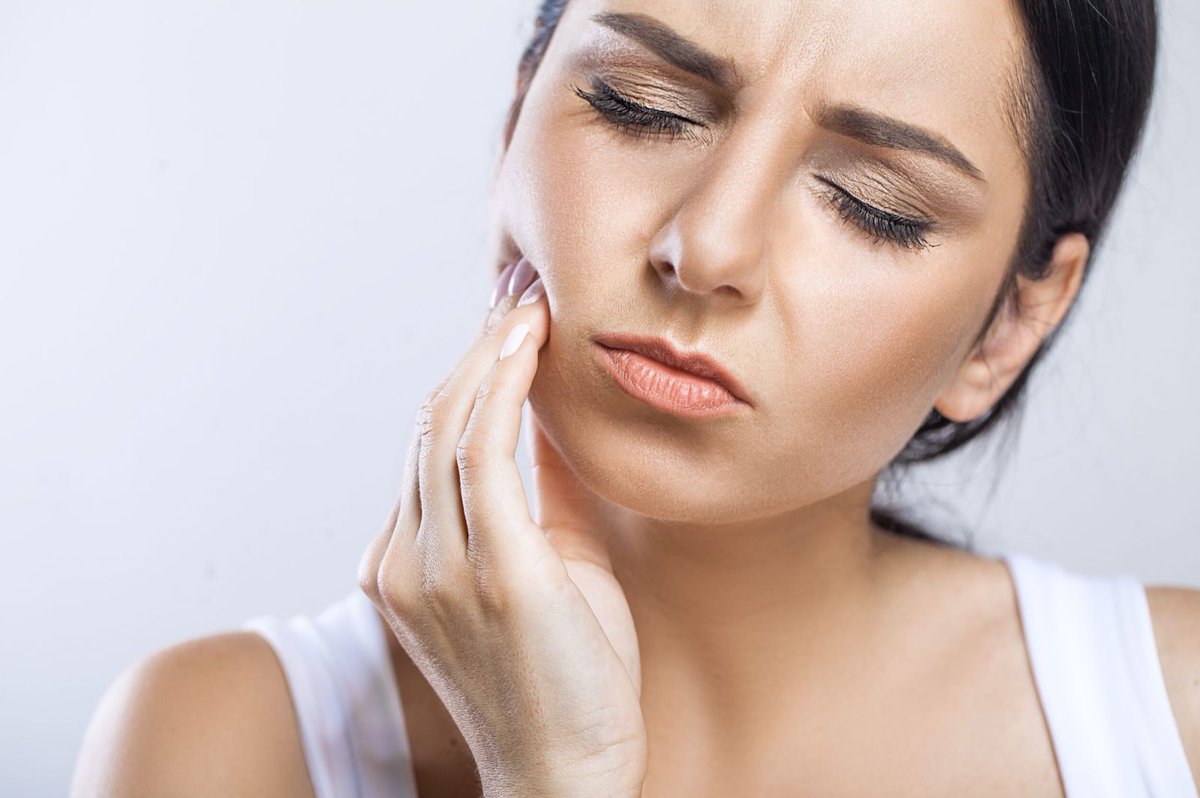 YongeEgDentist's tweet image. Do your teeth get extra sensitive in the cold? 🥶🦷 You’re not alone! We’ve got tips on keeping that winter chill from causing tooth discomfort.  👉 buff.ly/3AFUQEN

#ToothSensitivity #WinterSmileCare #TorontoDentist #YongeEglintonDental