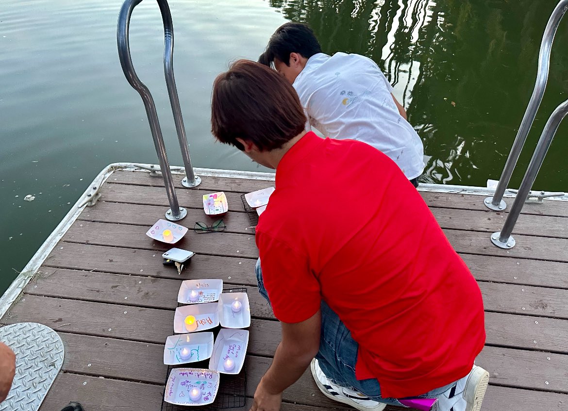 GeneralRoth's tweet image. #teamroth was on hand at the @riversidecagov Annual Purple Boat Float, bringing the community together to learn about resources available for dementia patients. This beautiful event honors those with dementia with a candle lit in a purple paper boat, set afloat on the lake.