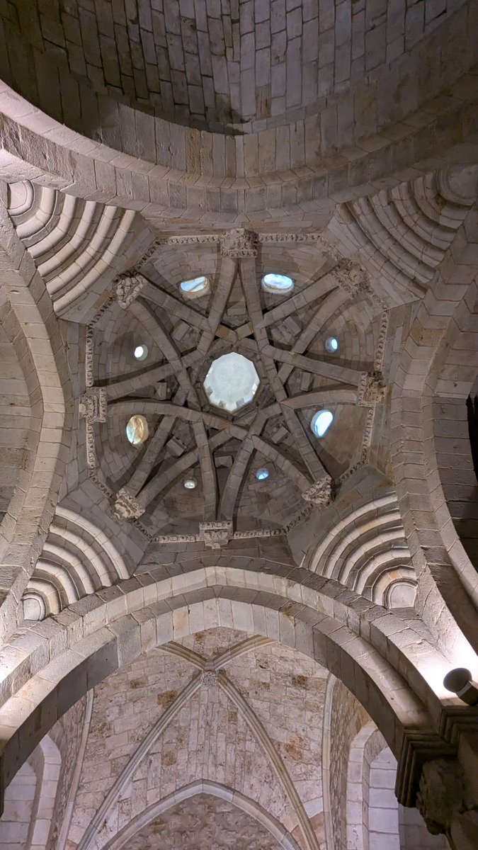 Veo que os gusta la papelera de Almazán, pero no olvidemos que allí está la cúpula "sujétame el cubata" más importante de España.