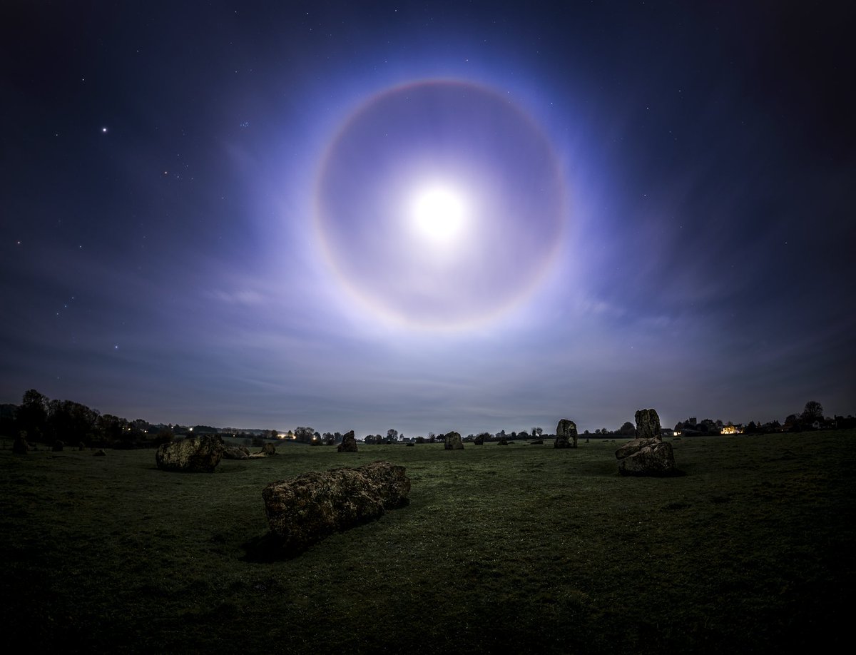 #moonhalo over the enigmatic #stantondrew #stonecircle 🪨✨

#moon #astrophotography #atmospheric #phenomenon