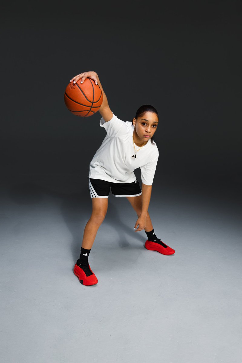 No. 1 ranked sophomore Kaleena Smith just became the first-ever women in high school to sign an NIL deal with Adidas 🔥

Signing with a shoe brand as a sophomore is CRAZY 🤯