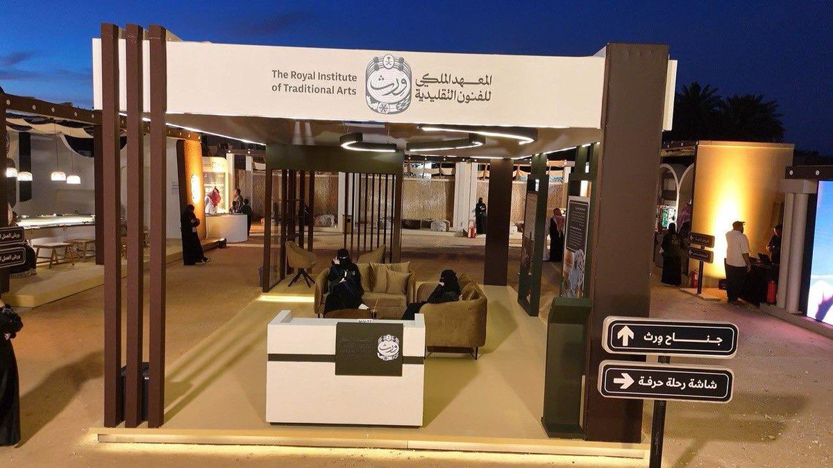AljoufSA's tweet photo. وصل "#باص_الحرفي" إلى محافظة #دومة_الجندل بمنطقة #الجوف ،ليقدم فعالية فنية فريدة تجمع بين التراث والثقافة المحلية لفنون بصرية من #ورث المنطقة ولمدة ثلاثة أيام متتالية، يضمّ الباص لمسات فنية تحاكي الفنون التقليديّة، حيث يستعرض عروضاُ حية لأعمال التطريز وصناعة السبح والجلود الشهيرة على أنغام فن الدحة الأدائي.