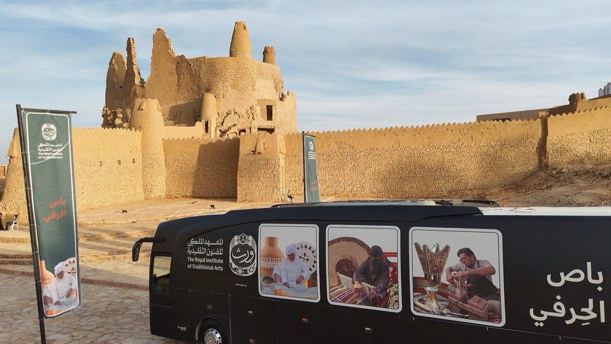 AljoufSA's tweet photo. وصل "#باص_الحرفي" إلى محافظة #دومة_الجندل بمنطقة #الجوف ،ليقدم فعالية فنية فريدة تجمع بين التراث والثقافة المحلية لفنون بصرية من #ورث المنطقة ولمدة ثلاثة أيام متتالية، يضمّ الباص لمسات فنية تحاكي الفنون التقليديّة، حيث يستعرض عروضاُ حية لأعمال التطريز وصناعة السبح والجلود الشهيرة على أنغام فن الدحة الأدائي.