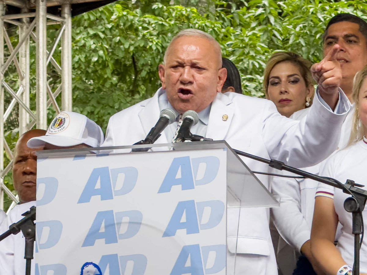 No soy brujo, pero hago advertencias. 

Por ahí andan varios señores recorriendo sus estados, entre ellos: un tal Sergio Padron (Anzoátegui) y otro tal Edgar Zambrano (Lara),  haciendo reuniones en los municipios de esos estados y llamando a dirigentes para embochincharlos,