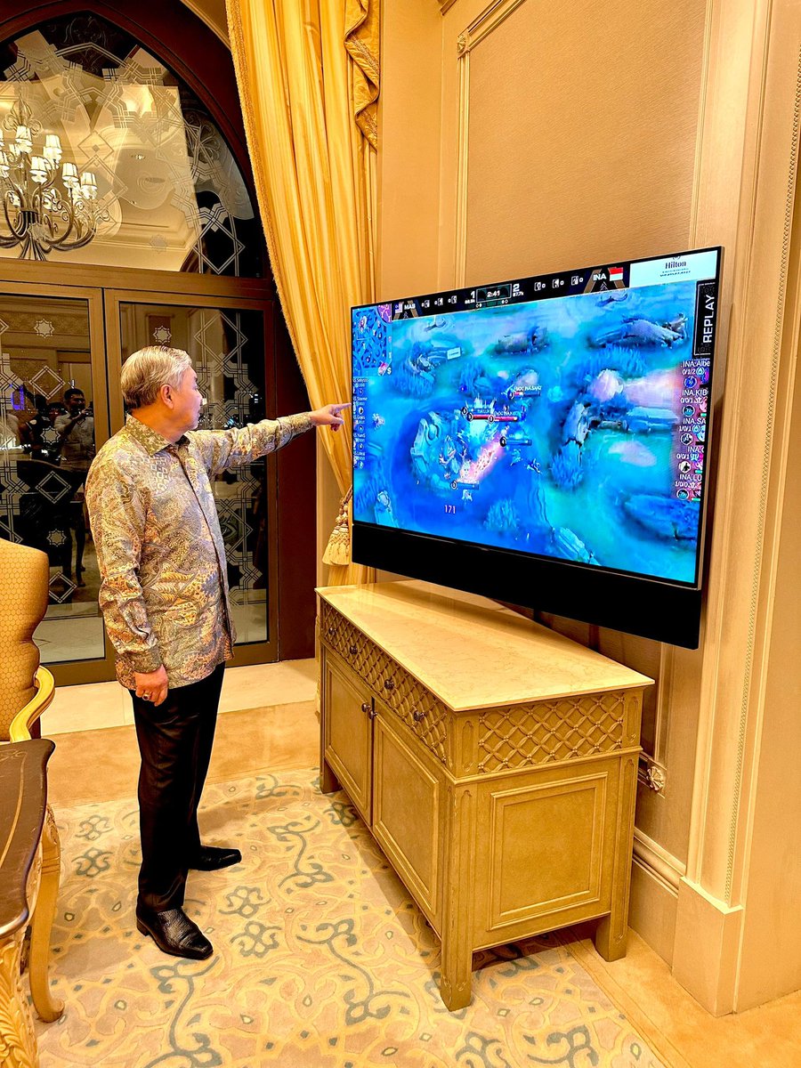 DrZahidHamidi's tweet photo. 𝐏𝐚𝐬𝐮𝐤𝐚𝐧 𝐌𝐋𝐁𝐁 𝐌𝐚𝐥𝐚𝐲𝐬𝐢𝐚 𝐌𝐞𝐥𝐚𝐧𝐠𝐤𝐚𝐡 𝐤𝐞 𝐆𝐫𝐚𝐧𝐝 𝐅𝐢𝐧𝐚𝐥 𝐈𝐄𝐒𝐅 𝟐𝟎𝟐𝟒

Walaupun masih berada di Abu Dhabi, saya sempat mencari ruang masa untuk mengikuti perkembangan perlawanan separuh akhir pasukan esports Mobile Legends Malaysia menentang Indonesia di IESF World Esports Championship 2024 secara live!

Alhamdulillah, pasukan Malaysia berjaya menewaskan Indonesia 2-1 dalam set penentuan dan mara ke peringkat Grand Final!

Mereka dijadualkan bertemu pasukan Filipina pada jam 7 petang waktu Malaysia. Sama-sama kita berikan sokongan dan mendoakan kejayaan mereka.

Semoga mereka berjaya membawa pulang kejuaraan buat Malaysia. All the best, everyone! 

@wtmtoday 

#IESF #IESF2024 
#MLBB #MLBBEsports 
#WEC #WEC24