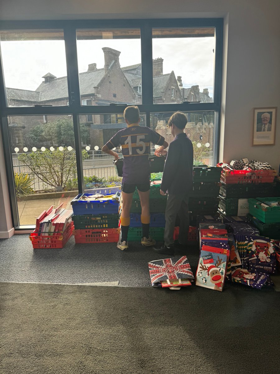 aldwickbury's tweet photo. @Stalbansdistfb The boys delivered a total of 64 crates and about 900kg of products!

Thank you to everyone in our school community for their generous donations and for supporting the boys with their collection. 🙌

#AldwickburyCommunity https://t.co/0M40lx835V