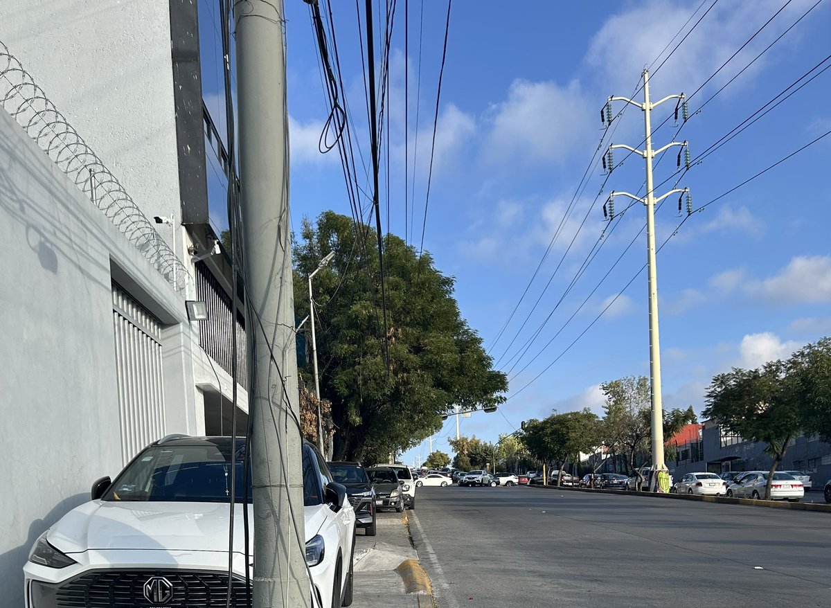Merlina05's tweet photo. Y aquí solo los autos importan, los peatones sin banqueta y arriesgando a que los atropellen @GobNau @QuickLearning @FtesdeSatelite apoyo porfavor a que se respete el libre paso a peatones en @AvLopezMateos casi esquina lomas verdes https://t.co/vb2heQ27JX