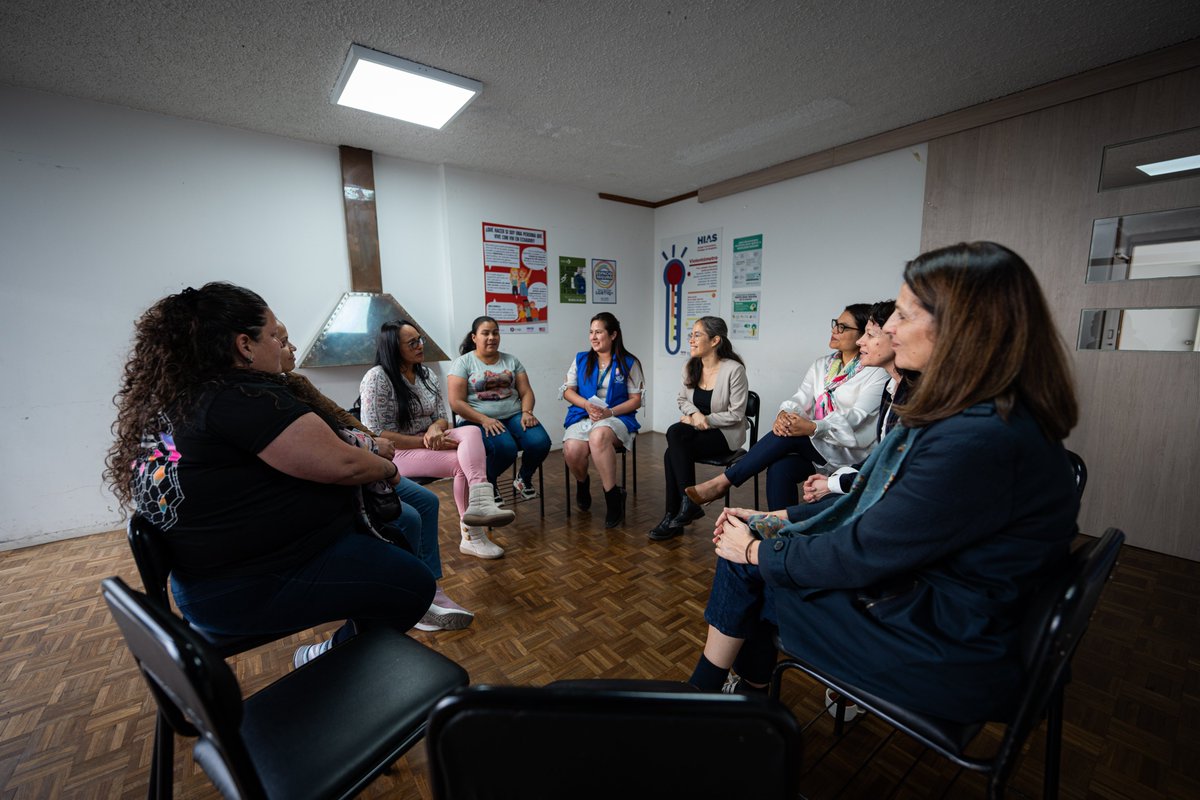 OIMEcuador's tweet photo. La directora regional de @OIM_LAC, @MariaMoita01, junto con la jefa de Misión de @OIMEcuador, @kmejoiom, visitaron el #CentroAMOR en Quito, donde recorrieron las instalaciones y conocieron las actividades y asistencia que se brinda en este espacio. https://t.co/BrfWQqbFag