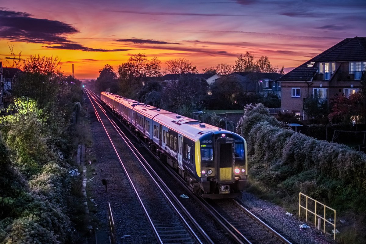 ASMRailPhotos's tweet image. 🖍️| 2U50 1621 Windsor &amp;amp; Eton Riverside to London Waterloo

📣| @SW_Help 
🚂| Class 450040 
🚂| Class 450073
📍| Feltham
📆| 13/11/2024

#class450 #450040 #southwesternrailway