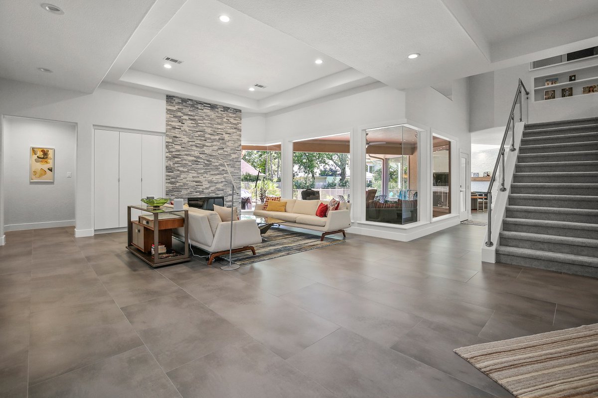 SCMDESIGNGROUP1's tweet image. 📷 Welcome to this stunning open area, where modern design meets elegance! The sleek lines and spacious layout create an inviting atmosphere perfect for both relaxation and entertaining.