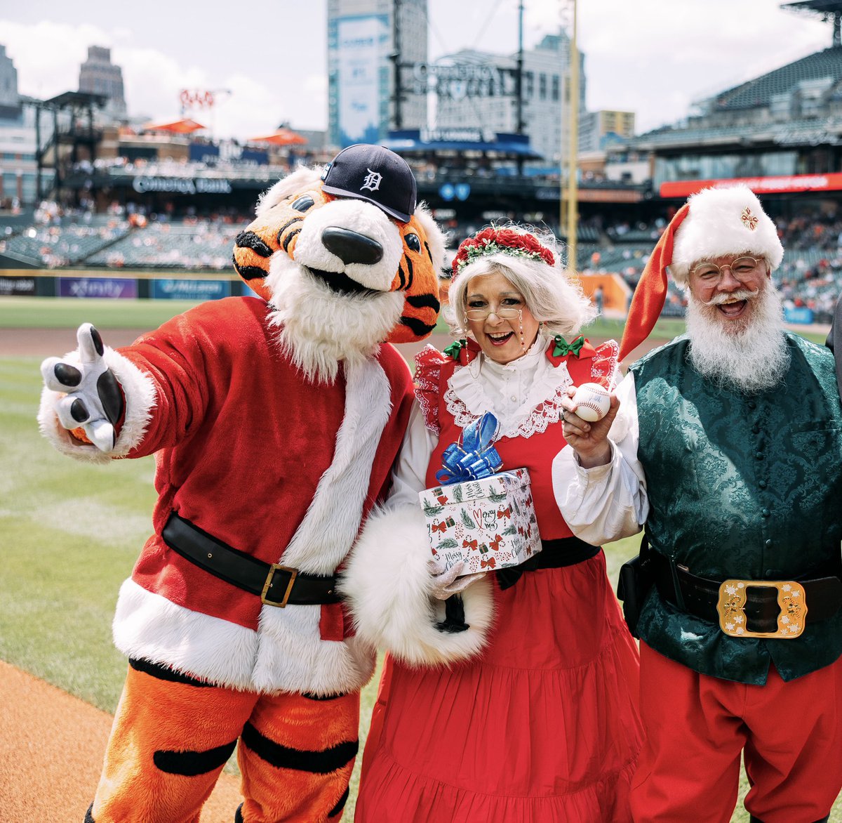 'Tis the season!
 
Reserve your PAWS holiday photo session for tomorrow, November 15! Space is limited: atmlb.com/4fMpICj