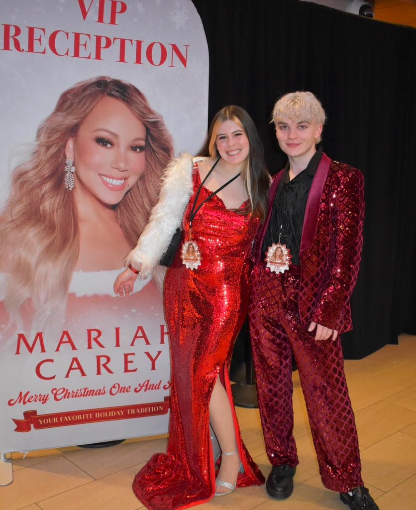 theadammcintyre's tweet image. for the last 4 years i’ve flown from ireland to see the christmas shows and can’t wait to go to the 3 NY shows in december mariah🥺💕 just tell me what it would take to get a selfie and i’ll do it🥺🥺🥺