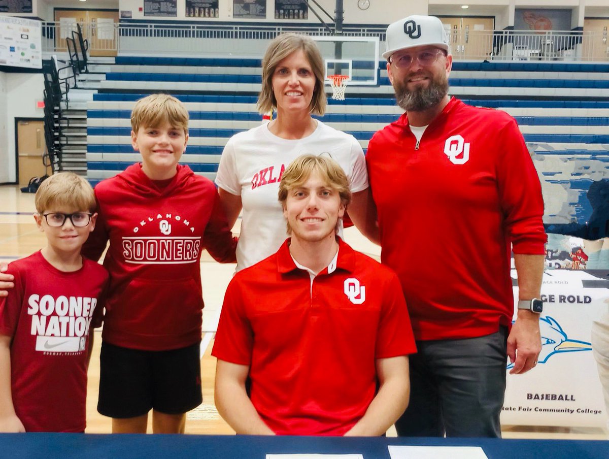It’s official! ✍️ #BoomerSooner <a href="/OU_Baseball/">Oklahoma Baseball</a> <a href="/LSWHS_baseball/">LSWHS_Baseball</a>
