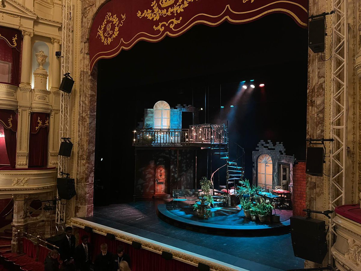 Higher and National 5 Drama pupils at the theatre this afternoon to watch A Streetcar Named Desire. Dress circle seats and a great time had by all 🎭
#drama #theatre #livetheatre