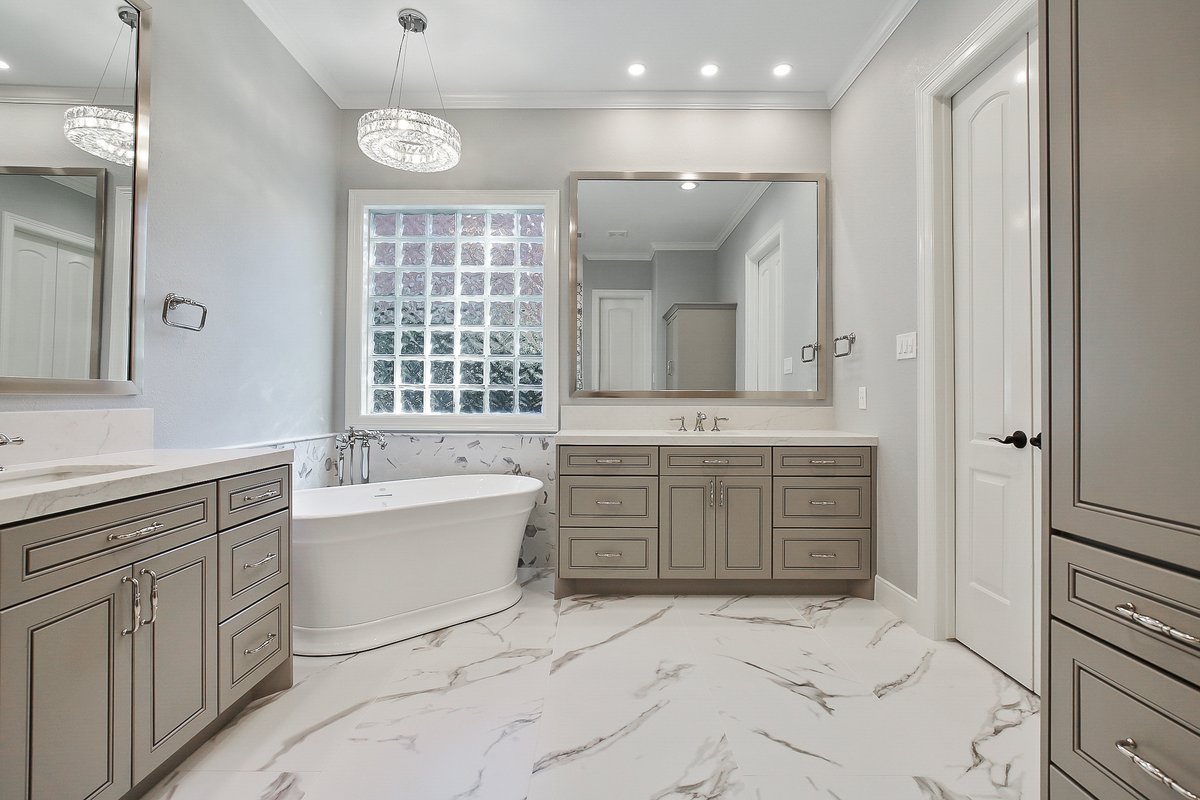 SCMDESIGNGROUP1's tweet image. We’re so excited to share this gorgeous primary bathroom we designed and built! 📷📷 Every detail has been carefully crafted to create a perfect balance of luxury and function.