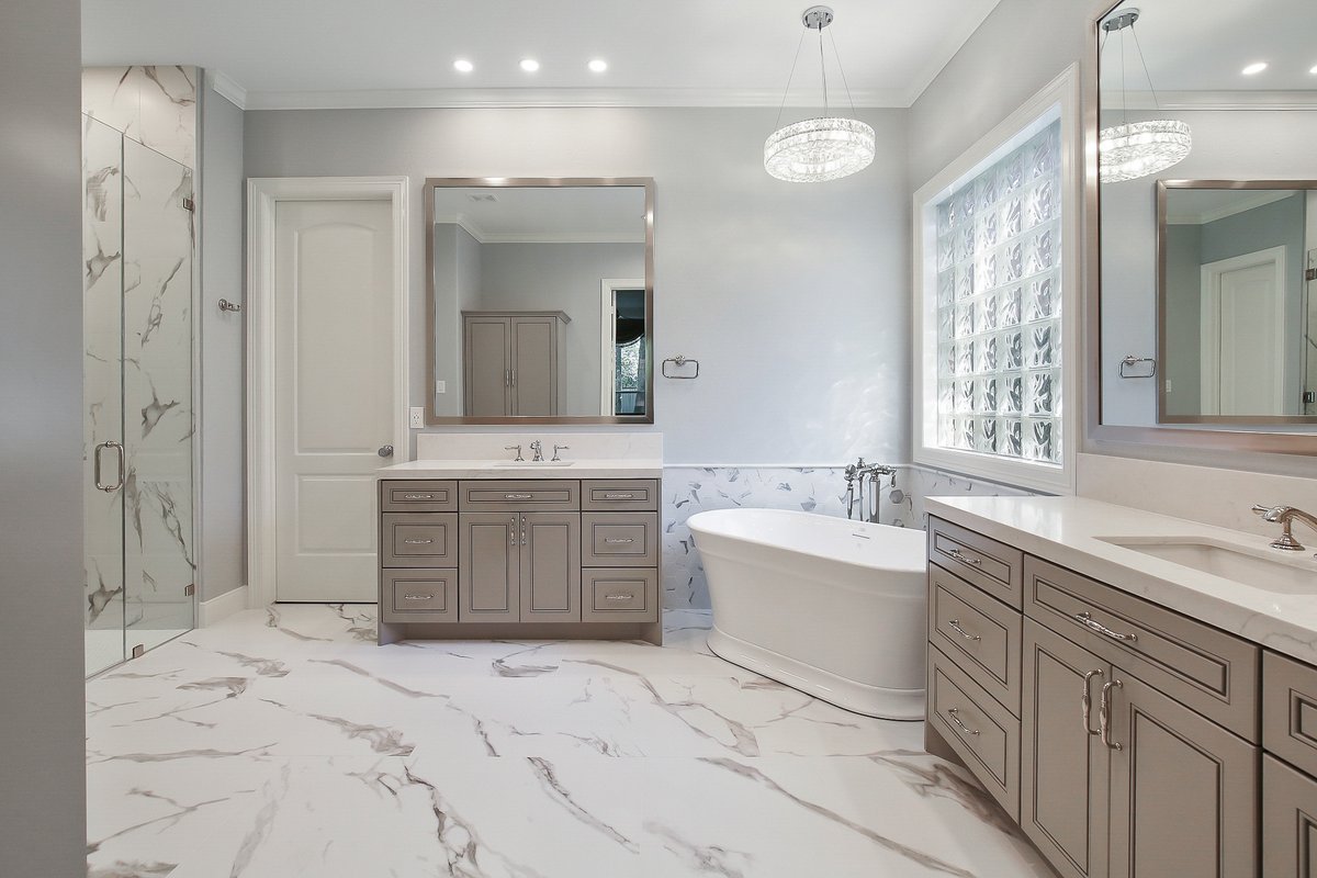 SCMDESIGNGROUP1's tweet image. We’re so excited to share this gorgeous primary bathroom we designed and built! 📷📷 Every detail has been carefully crafted to create a perfect balance of luxury and function.