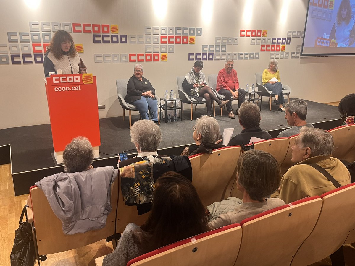La Lucía Aliagas <a href="/lurssia/">Lucía A.</a> coordinadora de <a href="/JovesCCOO/">Acció Jove - Joves CCOO Catalunya</a> posa en valor el paper de CCOO en la lluita antifranquista, i la seva memòria, i dona pas a la taula d’experiències de persones represaliades i familiars.