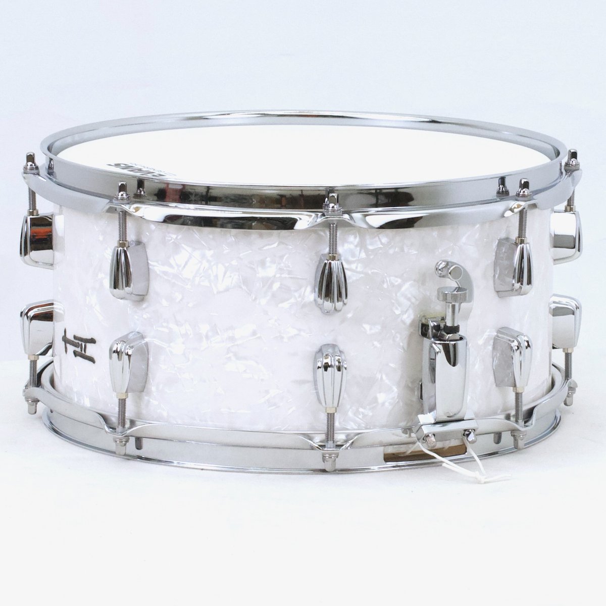TreeHouseDrums's tweet photo. 16 Vintage Small Beavertail Lugs on White Marine Pearl. Just a glorious way to dress up this 13” snare! 6½x13; plied maple; white marine pearl wrap. https://t.co/3t4fSRYemL #snaredrum #drums #customdrums #treehousedrums https://t.co/cLrlvnATbW