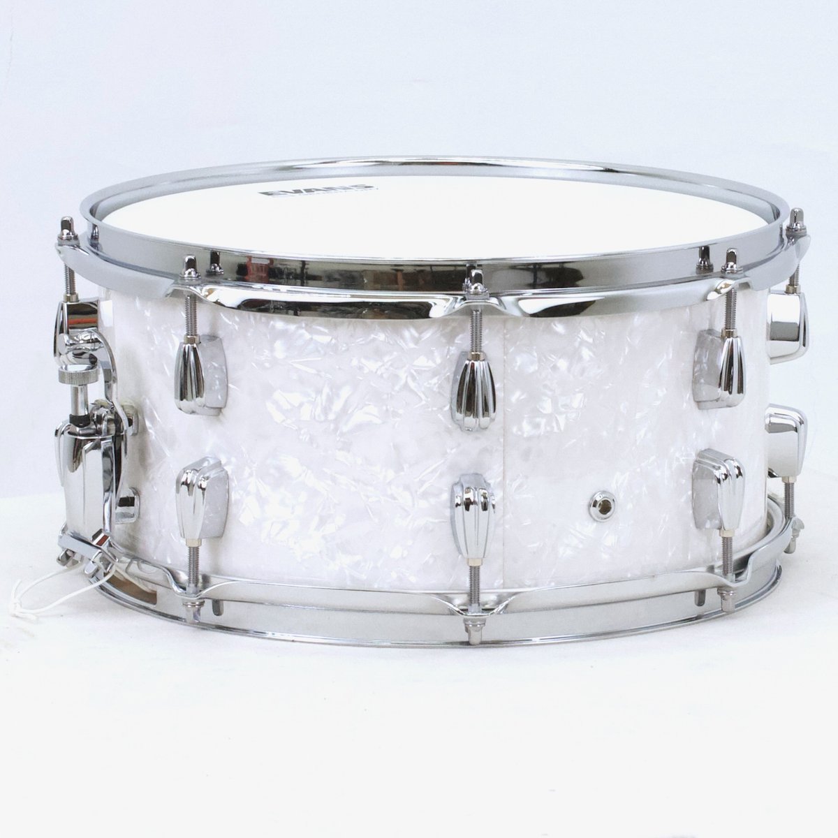 TreeHouseDrums's tweet photo. 16 Vintage Small Beavertail Lugs on White Marine Pearl. Just a glorious way to dress up this 13” snare! 6½x13; plied maple; white marine pearl wrap. https://t.co/3t4fSRYemL #snaredrum #drums #customdrums #treehousedrums https://t.co/cLrlvnATbW