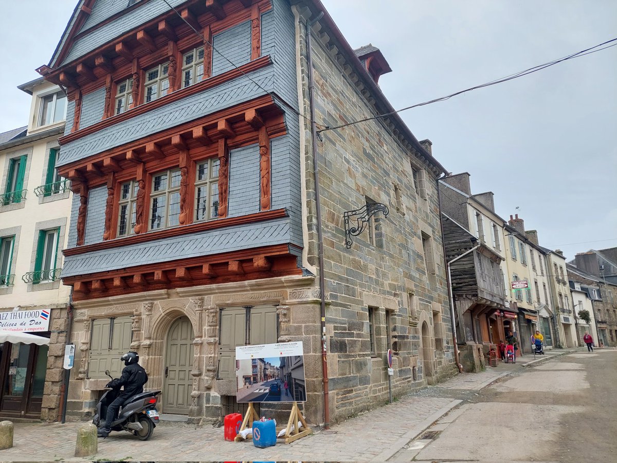 Séance de travail pour la <a href="/FRSEAOlait/">FRSEA Ouest section lait</a> en présence de Stéphane Jouandel SG de la <a href="/FNPLait/">FNPL</a> 
De bons échanges pour défendre #ceuxquifontlelait 
#Carhaix est une très belle ville où à lieu le festival des <a href="/Charrues/">Vieilles Charrues</a> et où on y fabrique la bière Coreff
Merci aux organisateurs 🍺🍻🍺🍻