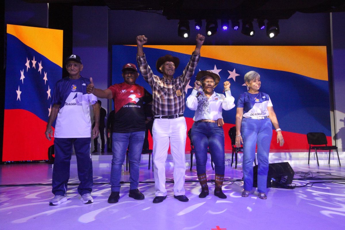 Ferrominera_CVG's tweet photo. En el Festival La Voz Interempresas de Guayana 2024, @ferrominera_cvg se posicionó en el 1er. lugar masculino, con la interpretación de Freddy Guevara y el tema “Valencia” y 2do. lugar femenino, con Juana Salazar y el tema “Son Mentiras”. ¡Gloriosos nuestros jubilados de hierro! https://t.co/nyUlWtWSZq