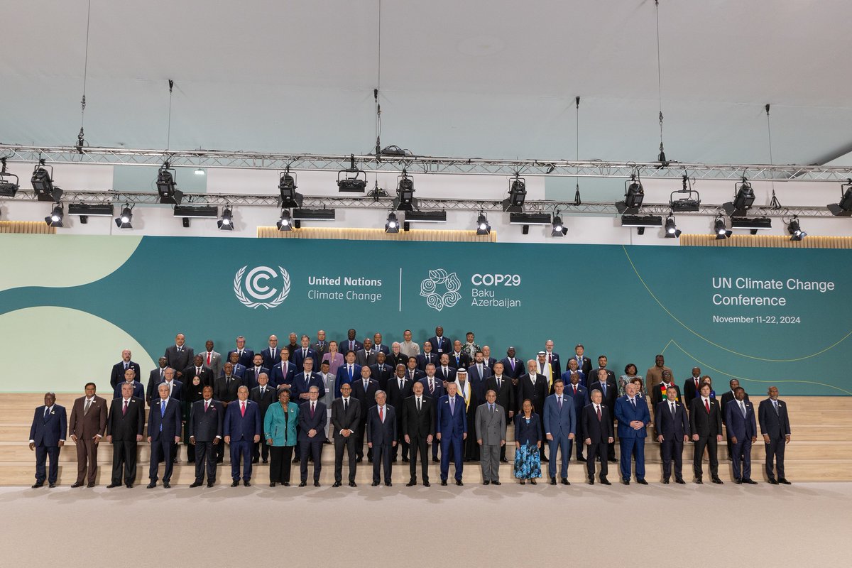 🔍 ¿Puedes identificar a las mujeres en la #COP29?

➔ Solo hay 8 mujeres en la foto de la familia de líderes en la #COP29! ¡8 de 78!
➔ Solo 6 de 78 líderes gubernamentales mencionaron el impacto del cambio climático en las mujeres.
➔ 4 de 6 eran mujeres.