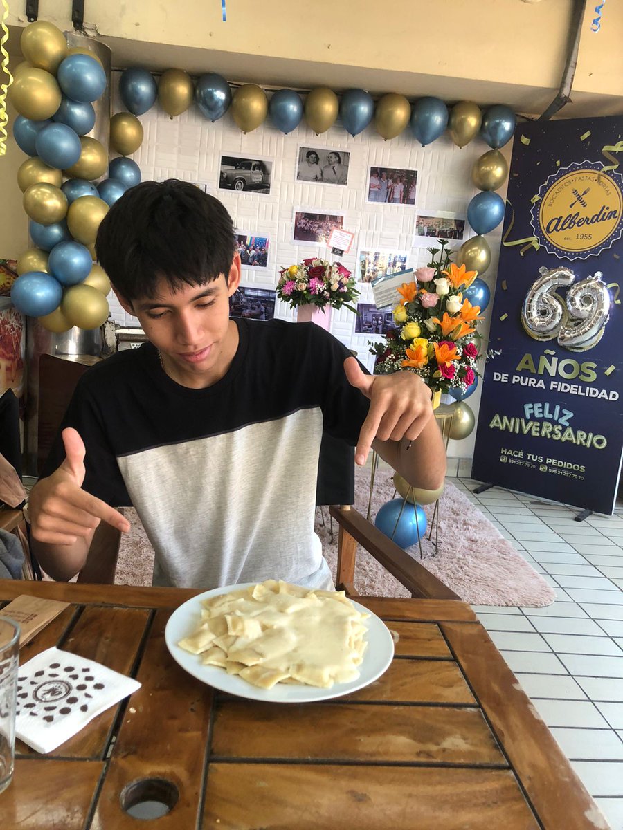 virgilio1980's tweet image. Otro año más festejando su cumple comiendo sus ravioles favoritos! @alberdin_py 
#16años de mi Agus