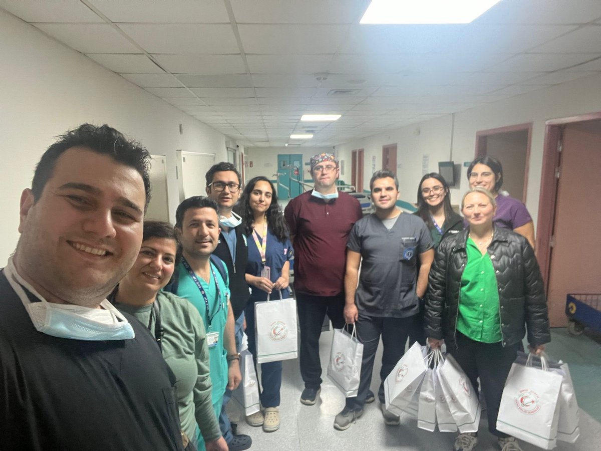 Bu akşam Ege Üniversitesi nöbetçi hekimlerini ziyaret ettik🌷 Hastane asistan temsilcimiz @Hamza Göktuğ Kıvratma  ile birlikte nöbet hediyelerimizi dağıttık🙏 İyi nöbetler diliyoruz, ayaklarınıza taş değmesin 🍀